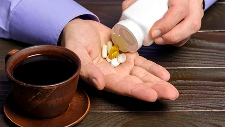 Medicamentul popular care nu trebuie niciodată combinat cu cafeaua. Riscurile sunt uriașe