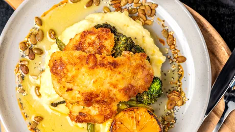 Cum să faci cel mai fraged șnițel de pui. Secretul ca să rămână suculent în interior și crocant la suprafață