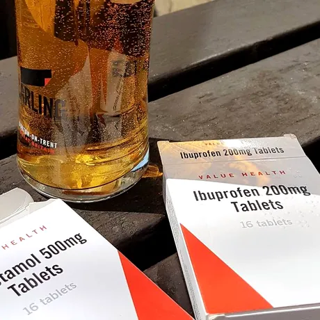 De ce nu e bine să iei paracetamol după ce bei alcool, pentru a preveni mahmureala