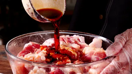 Cât de sigur este să refolosești marinada pentru carne