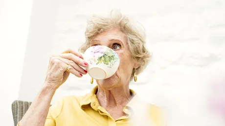 Băutura care previne „lipirea” grăsimilor de ficat și elimină excesul de apă din corp