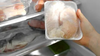 Nu toate alimentele congelate pot fi gătite direct. Cele la care trebuie să fii atentă