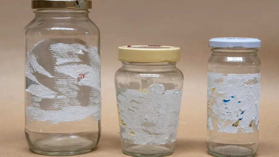 Etichete greu de scos? Iată metoda perfectă pentru a scăpa de ele de pe orice suprafață