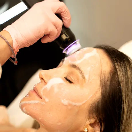 Filtru sau barieră? De ce pielea noastră are nevoie de protecție, nu de perfecțiune?