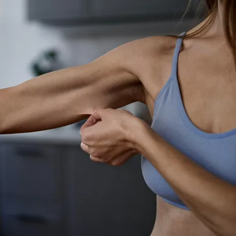 Pielea lăsată a brațelor te deranjează? Alimentele care întăresc mușchii brațelor și combat aspectul de aripi