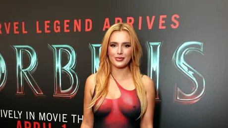 Bella Thorne, iluzie optică pe covorul roșu. Rochia cu care a furat toate privirile