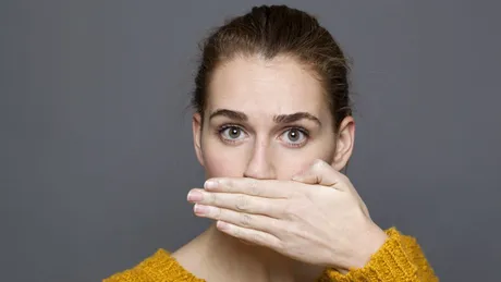 Îți miroase gura de la dieta ketogenică? 4 soluții care te scapă de respirația urât mirositoare