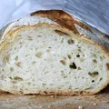 Secretul brutarilor pentru pâinea mereu proaspătă. De ce nu ar trebui pusă niciodată în frigider