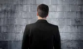 Ce înseamnă când visezi un zid? Semnificațiile ascunse care pot anunța obstacole sau schimbări importante