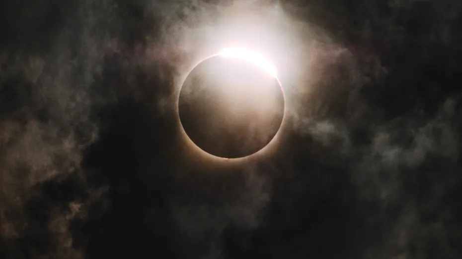 Eclipsa de Soare din 12 august a trecut, dar efectele ei abia încep. Ce se schimbă pentru fiecare zodie în parte?