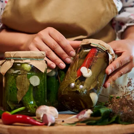 Ingredientul secret pentru cei mai crocanți castraveți murați. Ce trebuie să pui în borcan