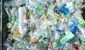 Românii ar putea scăpa de cea mai enervantă parte a reciclării. Noul aparat în care bagi tot sacul cu sticle
