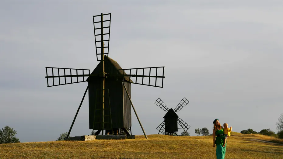 Suedia: vacanţă în insula Öland - soare, nisip fin, delicatese şi mori de vânt