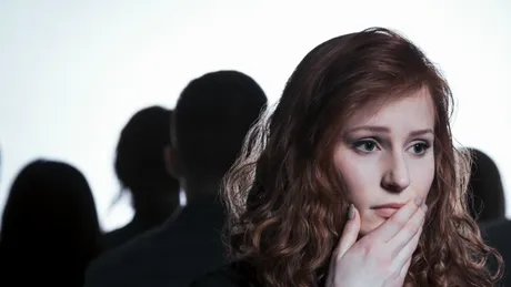 Agorafobia: cauze, simptome, tratament