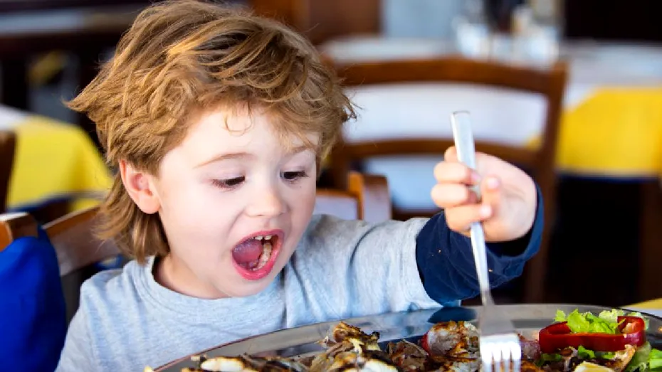De ce copiii refuză mâncarea: nu e moft, ci un mecanism biologic