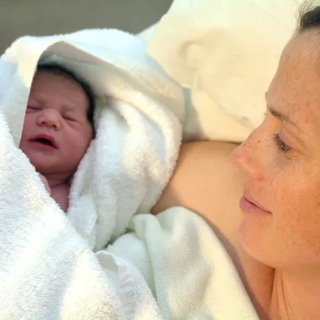 Cadoul inedit oferit de Spitalul din Alba Iulia pacientelor care nasc: o fotografie cu bebelușul