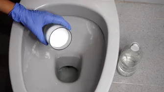 Detergent în vasul de toaletă: Secretul pentru o curățenie impecabilă și un miros proaspăt
