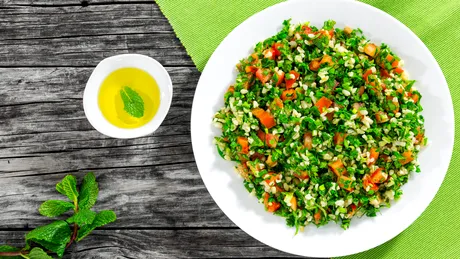 Salata de pătrunjel cu bulgur ține de foame și e plină de vitamine. Cum se prepară și ce beneficii are