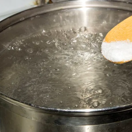 Cum să cureți corect lingurile din lemn. Așa scapi de mirosul neplăcut, grăsime și bacterii