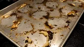 Cum cureți natural o tavă de copt plină de depuneri. Scapi de textura lipicioasă și aspectul îngălbenit fără produse agresive