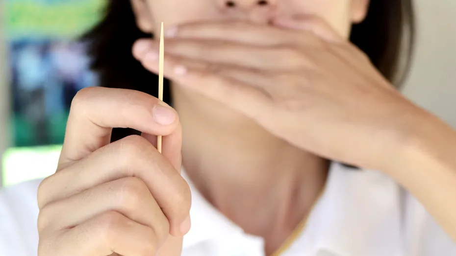 De ce nu e bine să folosești scobitori pentru a-ți curăța spațiile dintre dinți