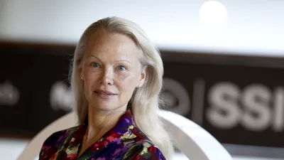 Pamela Anderson, despre lupta cu hepatita C: „Mai aveam aproximativ 10 ani de trăit”