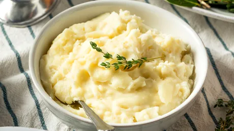 Piure de cartofi pufos. Un singur ingredient îi dă și un gust savuros! Rețeta completă