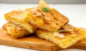 Cum să faci Bougatsa, plăcinta grecească cu cremă de griș. E peste tot în meniurile din Thessaloniki