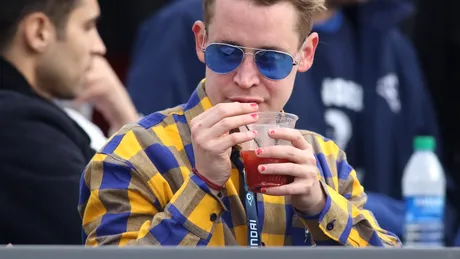 Și bărbații se dau cu ojă! Bărbați celebri cu manichiura pusă la punct