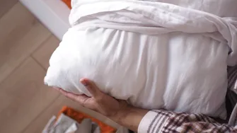 De câte ori pe săptămână trebuie să schimbi fața de pernă, de fapt?