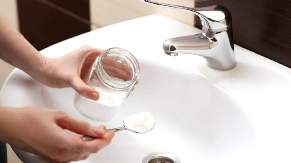 Bicarbonatul de sodiu pentru exfoliere: ce se întâmplă când îl aplici pe față?