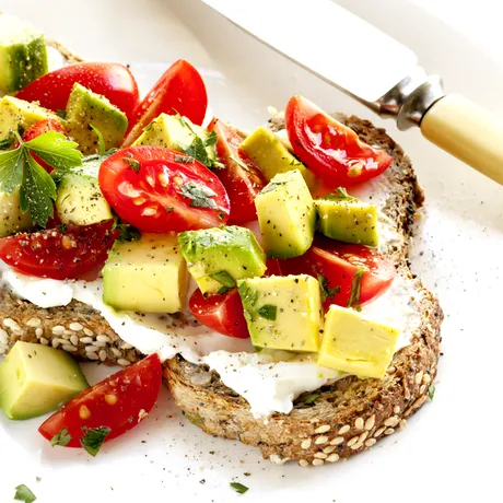 Toast cu pâine de secară, avocado și ricotta: inspirație pentru un mic dejun delicios
