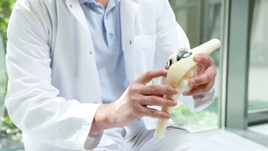 Dr. Răzvan Dragomir, SANADOR: cum se face artroplastia sau protezarea genunchiului?