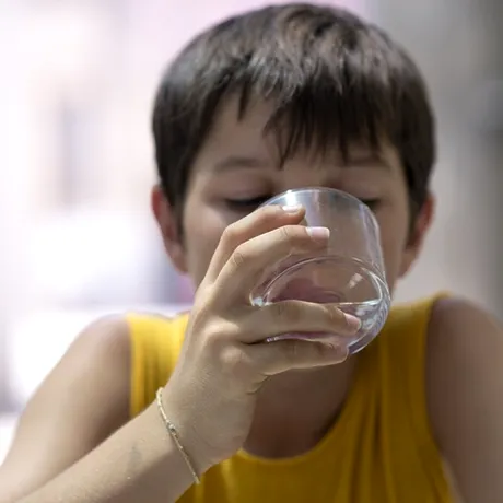 „Băiatul meu nu a mai băut un pahar cu apă de 5 ani. Nu sunt îngrijorată”. Cum reușește această mămică să-și țină copilul hidratat