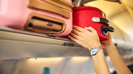Obiectul banal care îți poate salva sănătatea în avion: de ce specialiștii recomandă să îl ai mereu în bagajul de mână