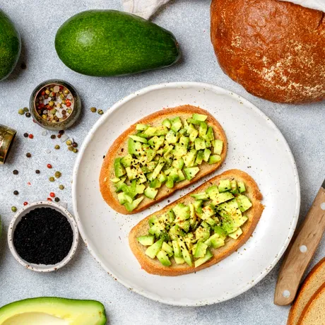 Ingredientul simplu care face un toast cu avocado mult mai gustos. Trucul recomandat de pasionații de gătit