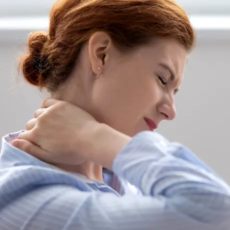Motivul pentru care nu e bine să-ți trosnești gâtul. Avertismentul unui neurolog