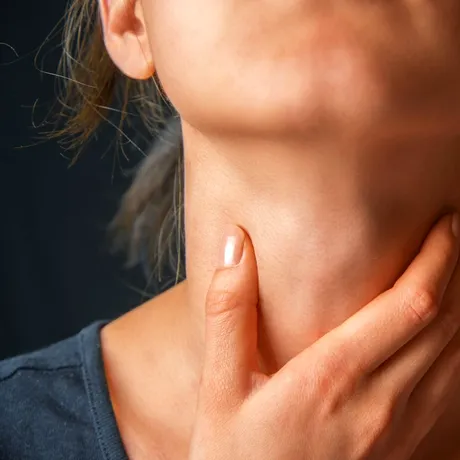 Semne ale cancerului de gât care sunt trecute cu vederea: „Se simte ca o durere în gât și o răceală obișnuită…”