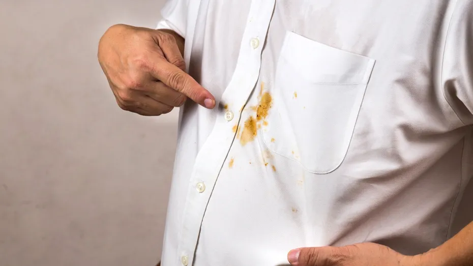 Nu arunca hainele pătate! Trucul BANAL din bucătărie care elimină petele vechi de ulei ca prin minune