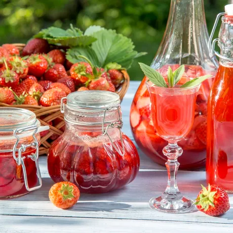 Siropul natural din căpșuni și miere, tot mai popular vara. Rețeta simplă pe care mulți o folosesc în locul băuturilor din comerț