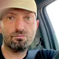 Cheloo a revenit pe scenă, după ce a fost internat la psihiatrie. Fanii au observat schimbarea solistului