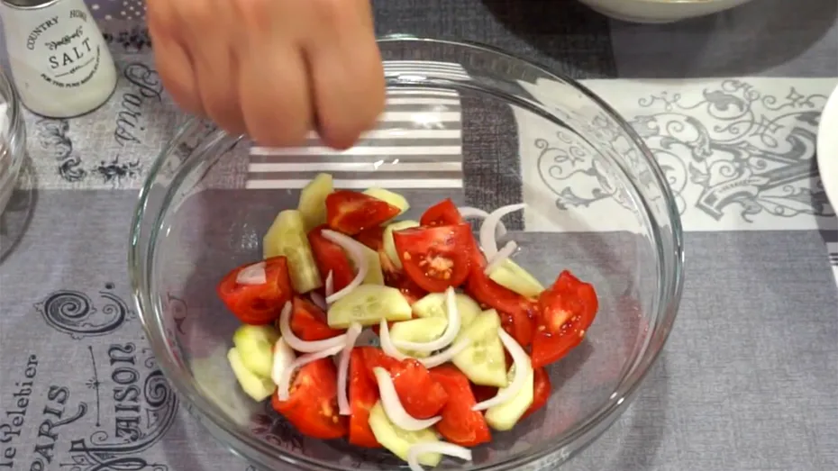 Acest condiment nu trebuie pus niciodată în salata de roșii cu castraveți. Românii îl adoră, dar face mai mult rău decât bine