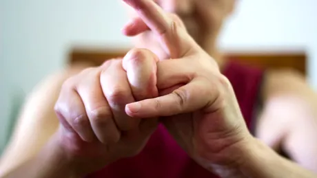Pocnitul degetelor dăunează articulațiilor? Explică medicul reumatolog Andreea Ciucu