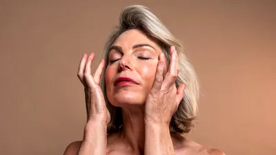 După 50 de ani, pielea are alte nevoi. Protocolul recomandat de dermatologi pentru fermitate, hidratare și regenerare