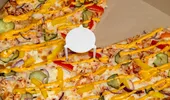 De ce unele cutii de pizza vin cu un „trepied” din plastic. La ce folosește, de fapt