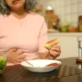De ce te doare burta după ce mănânci salată? Alimente care pot produce disconfort