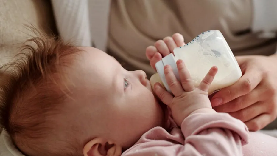La ce pericole sunt expuși bebelușii care nu beau suficient lapte. 3 semne ale deshidratării care pot fi observate de părinți când schimbă scutecele