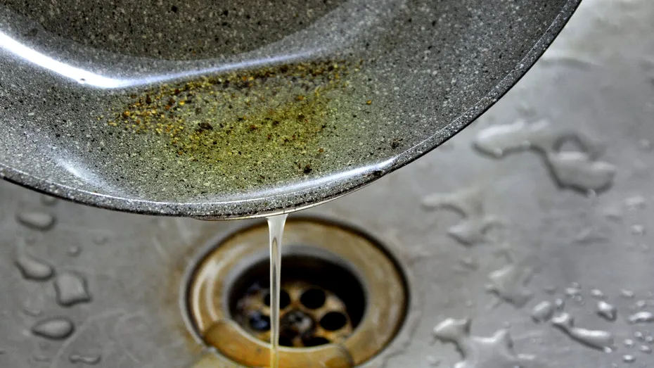 De ce nu trebuie să arunci uleiul folosit în chiuvetă? 5 consecințe care te pot costa scump