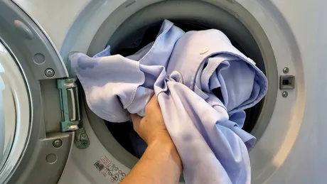 Cum îndepărtezi petele de clor de pe haine. Doar așa poți să-ți salvezi îmbrăcămintea