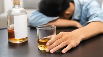 În cât timp iese alcoolul din organism și ce riști dacă te urci la volan